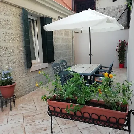 Via Cipro 16 *